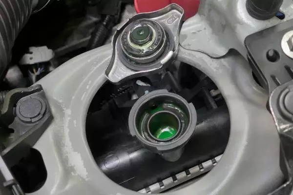 Mengatasi Masalah Radiator: Solusi Cepat di BENGKEL MOBIL, RADIATOR & SPARE PART MOLEK